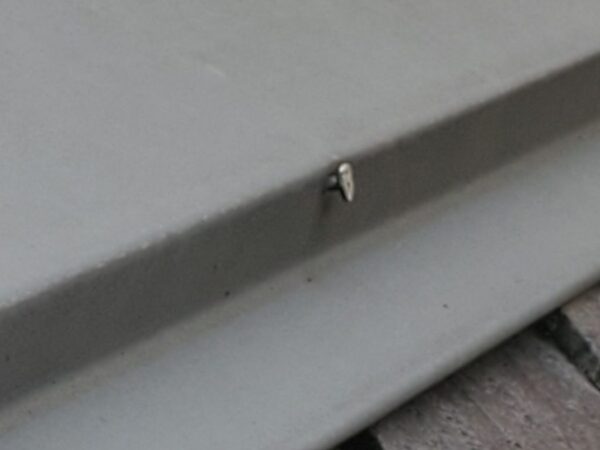 屋根板金釘が浮いています