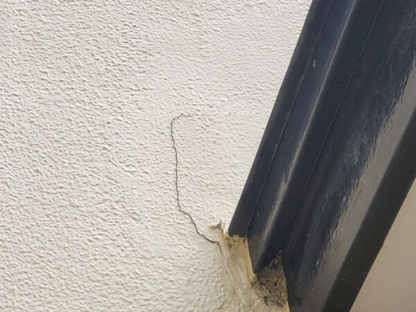 外壁クラックが発生しています