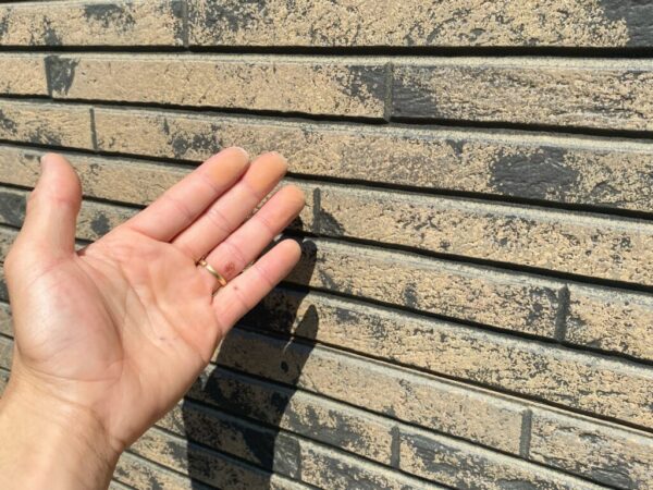 外壁チョーキングが発生しています