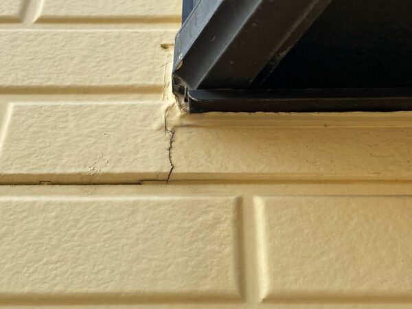 外壁クラックが発生しています 外壁クラックが発生しています