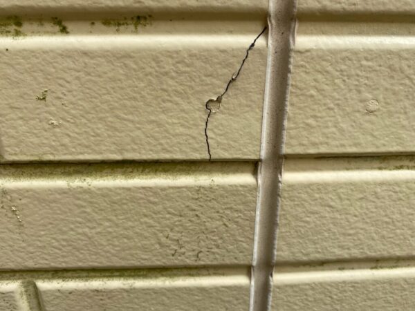 外壁クラックが発生しています 外壁クラックが発生しています